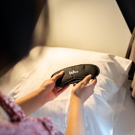 Whoo Bordeaux Bacalan - Hostel Extérieur photo A woman holding a LuMee phone case
