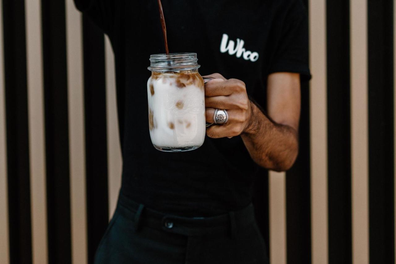 Whoo Bordeaux Bacalan - Hostel Extérieur photo A barista holding a coffee drink