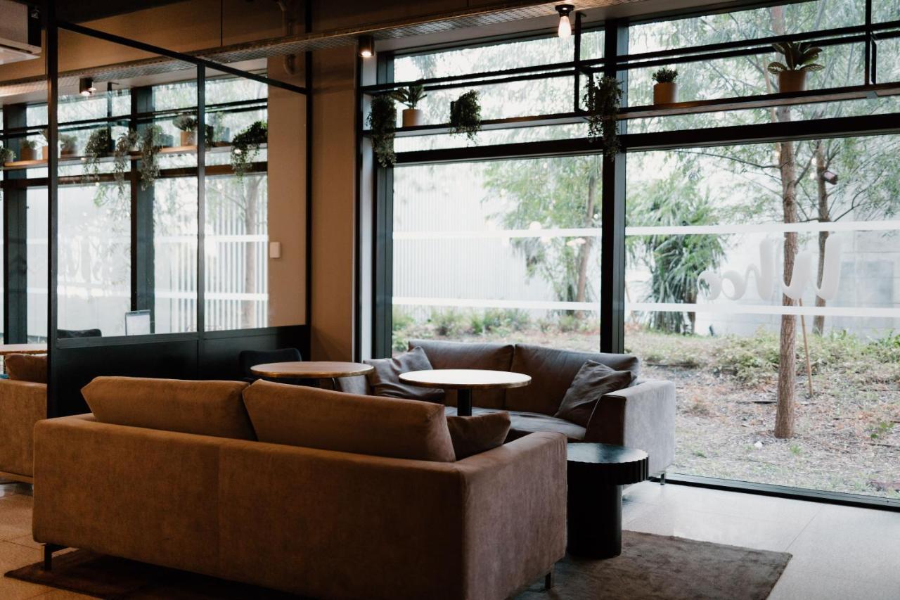 Whoo Bordeaux Bacalan - Hostel Extérieur photo The interior of a Starbucks Reserve store